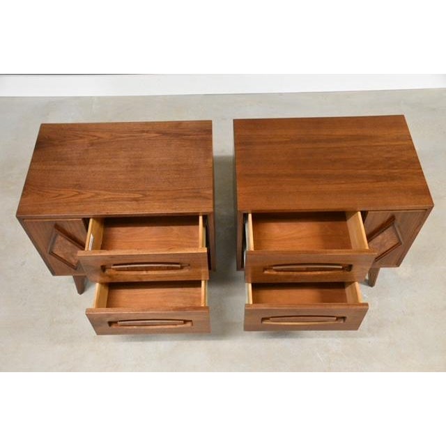 Wood 1960s Pair of Refinished Walnut and Burl Nightstands by Young Manufacturing - A Pair For Sale - Image 7 of 10