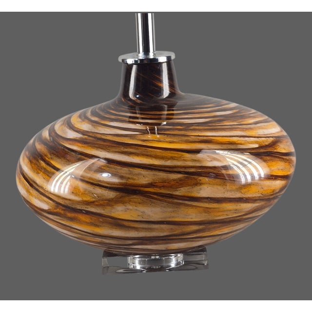 Late 20th Century Mid-Century Modern Art Glass Brown Swirl Lucite Base Table Lamp For Sale - Image 4 of 9