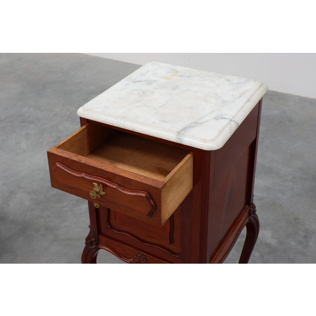 Walnut Louis XV Nightstands with Carrara Marble Tops, France, 1900, Set of 2 For Sale - Image 5 of 17