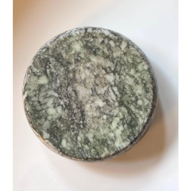 Traditional 20th Century Neoclassical Russian Tiger Skin Marble Round Box For Sale - Image 3 of 8