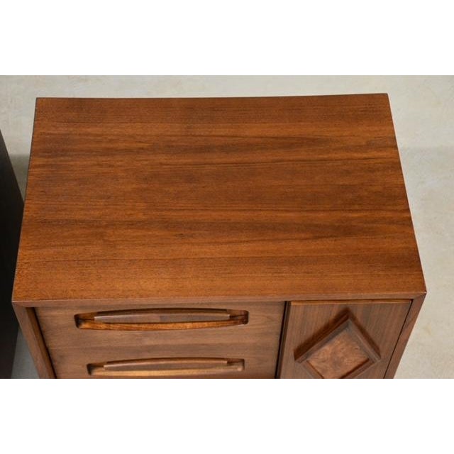 1960s Pair of Refinished Walnut and Burl Nightstands by Young Manufacturing - A Pair For Sale - Image 9 of 10
