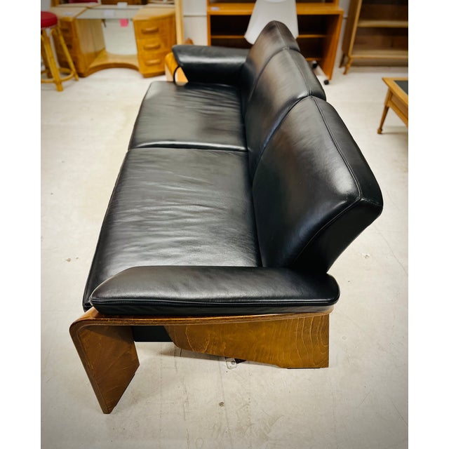 Mid-Century Modern 1990s Ekornes Authentic Black Leather Norwegian "Pegasus" Couch With Walnut Frame/Legs For Sale - Image 3 of 7