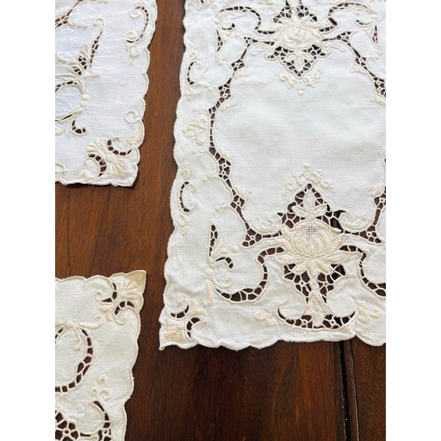 1910s 1910s Set of Madeira Hand Embroidered Linen Table Set - 8 Placemats 8 Napkins & 1 Table Runner - 17pcs For Sale - Image 5 of 6