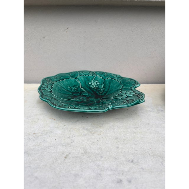 19th Century English Green Majolica Strawberry Platter For Sale In Austin - Image 6 of 7