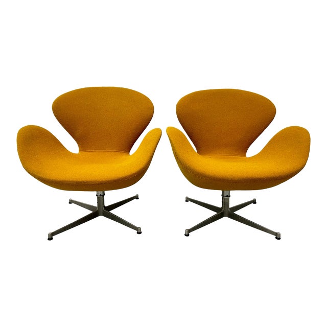 Early Pair of Arne Jacobsen Swan Chairs Fritz Hansen Made in Denmark For Sale