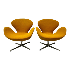 Early Pair of Arne Jacobsen Swan Chairs Fritz Hansen Made in Denmark
