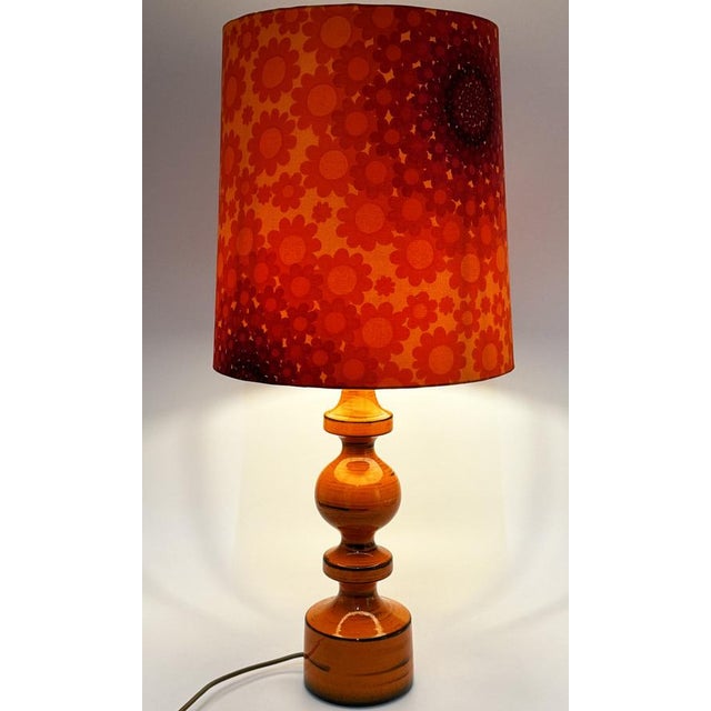 A table lamp * Mid-Century Modern from the 1960s/70s. * Orange-red ceramic base with a typical shape of the era. *...