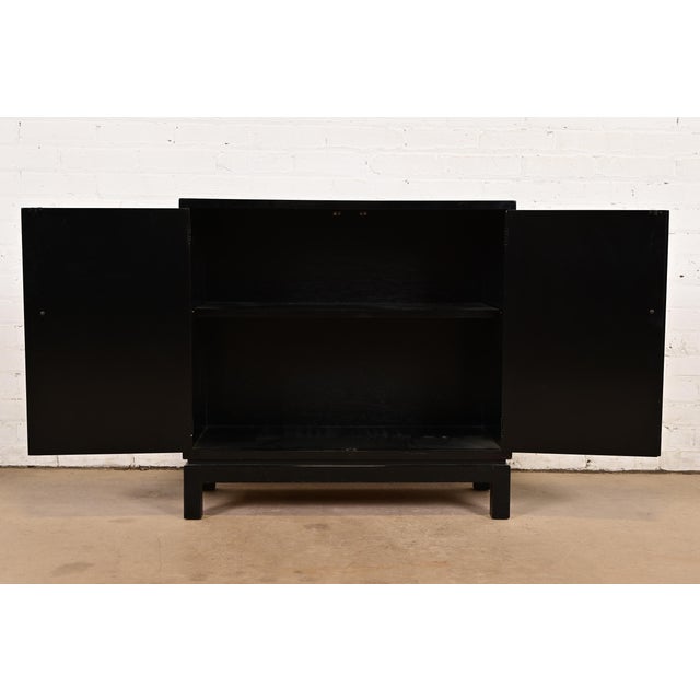 1980s Drexel Heritage Hollywood Regency Chinoiserie Hand-Painted Black Lacquered Bar Cabinet For Sale - Image 5 of 12