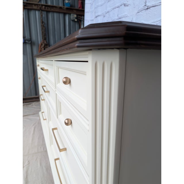 Metal 1970s Off White / Cream 10 Drawer Bassett Dresser With Champagne Gold Hardware. For Sale - Image 7 of 14