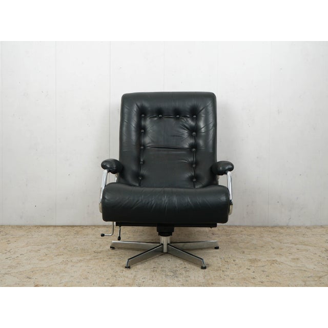 Mid-Century Leather and Chrome Lounge Chair, 1960s, in Very Good conditions. Designed 1960 to 1969