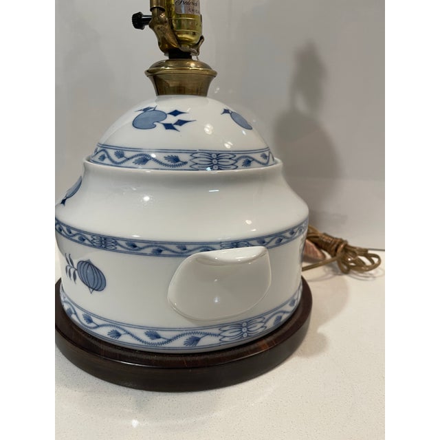 Frederick Cooper Blue & White Ceramic Vintage Table Lamp, Chicago. For Sale - Image 9 of 12