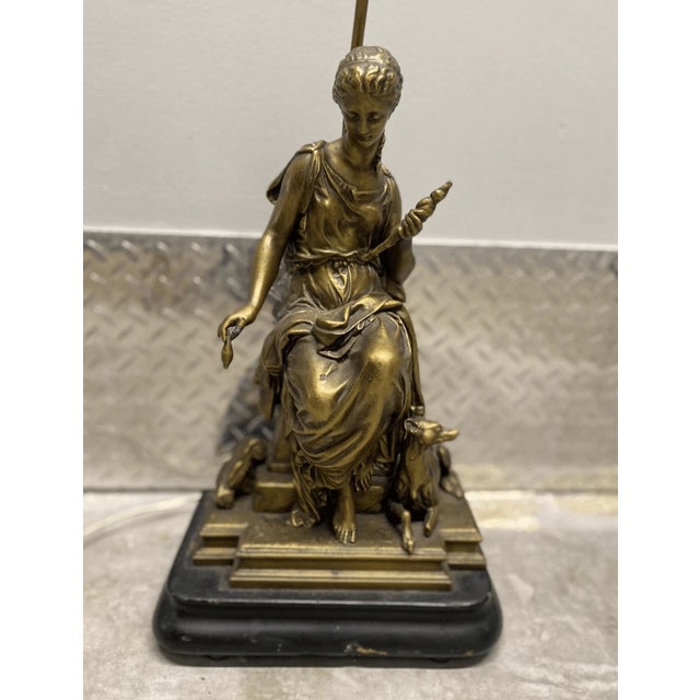 Good condition Add a touch of timeless elegance to your interior with this stunning vintage figural table lamp. This...