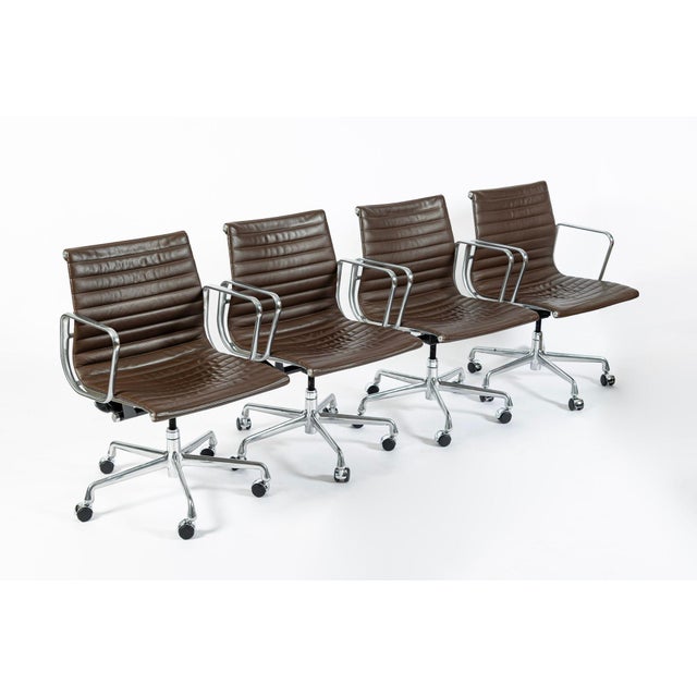 This authentic Eames for Herman Miller Aluminum Group Thin Pad office chair was manufactured in 2008 as part of the 50...