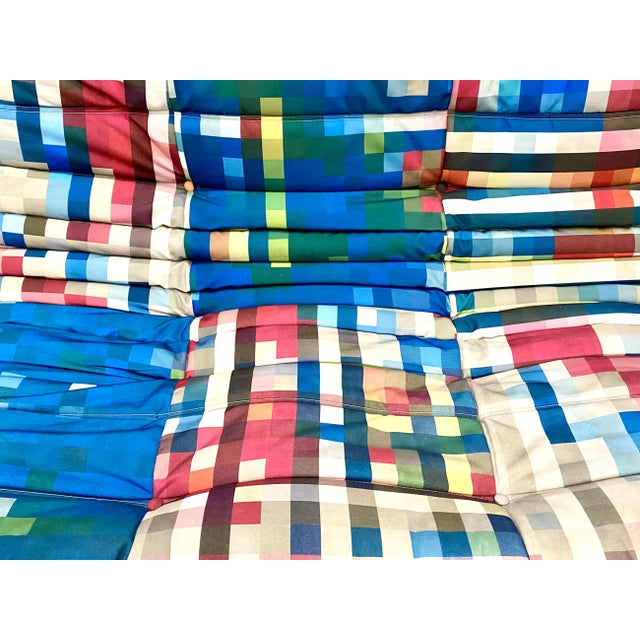 The Shanghai Togo Sofa from 2012 is a rare, Limited Edition sofa from Ligne Roset. Especially the Togo sofa with armrests,...