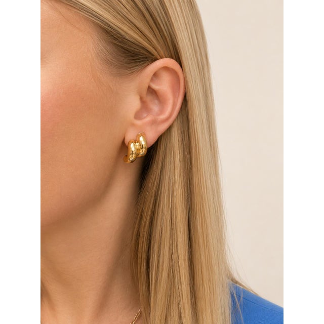 These Tiffany & Co. Vintage earrings from the 70's are a perfect earring for everyday wear! Crafted out of 18 karat yellow...