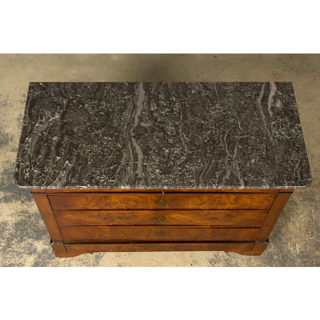 French Mid-19th Century French Louis Philippe Walnut Commode With Gray Marble Top For Sale - Image 3 of 17