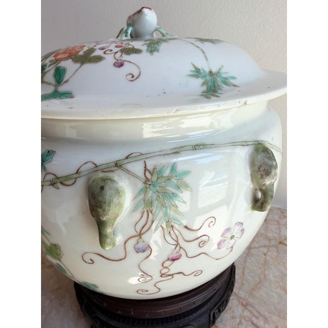 1920s Antique Chinese Famille Rose Daoguang Qing Style Lidded Porcelain Jar 1920-30 For Sale - Image 5 of 10