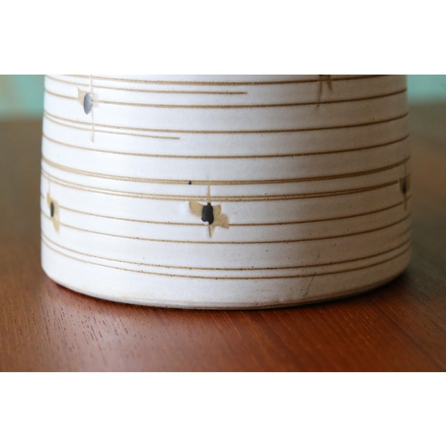 1960s Gordon and Jane Martz M56 Lamp for Marshall Studios White Tan Black Decorations 20" For Sale - Image 6 of 9