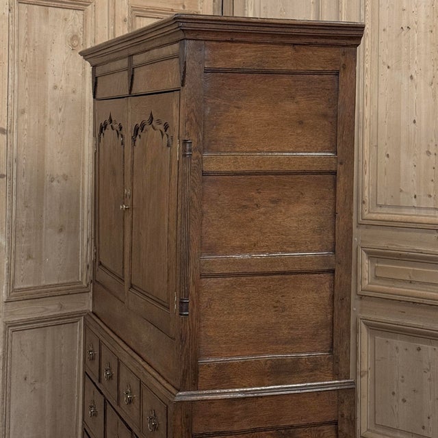 18th Century Georgian Period English Oak Linen Press For Sale - Image 11 of 18