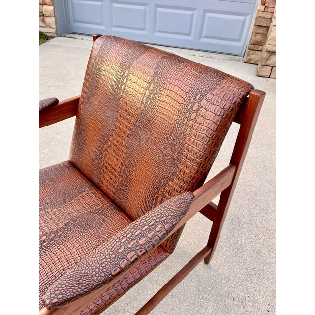 Mid-Century Modern Floating Lounge Chair in Alligator Vinyl | Scandinavian Style in Wood Frame For Sale - Image 4 of 12