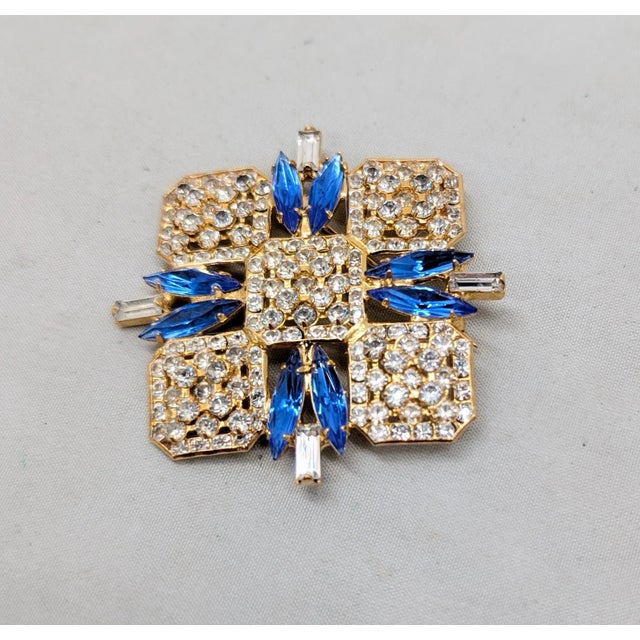 Mid-Century Modern Vintage 1960s Signed Hobe Goldtone Faux-Sapphire & Clear Rhinestone Brooch For Sale - Image 3 of 7