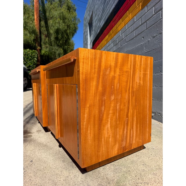 Wood 1950s Pair of Rare Paul László Inc. Beverly Hills Custom Ribbon Grain Mahogany Nightstands For Sale - Image 7 of 10
