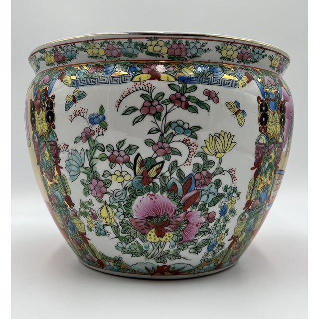 This artfully hand-painted fish tank from China, around 1900, impresses with its detailed and colorful design. with a...