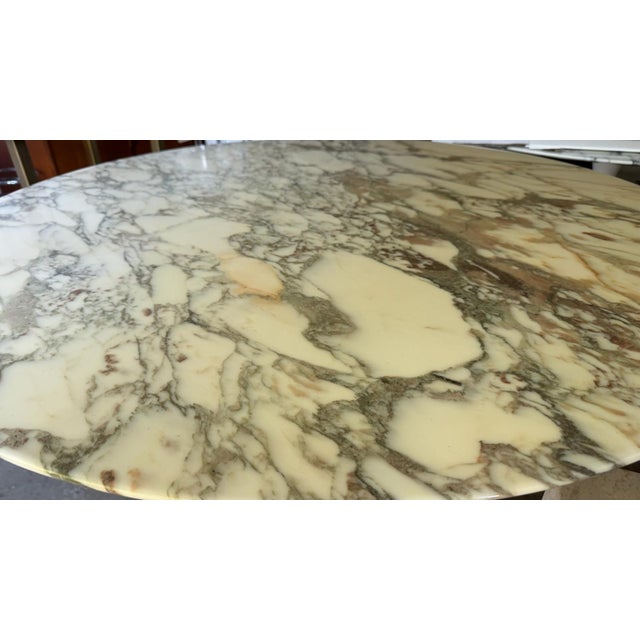 Eero Saarinen Tulip Dining Table with Champagne Coloured Arabescato Marble in Mint by Eero Saarinen for Knoll International, 1970s For Sale - Image 4 of 10