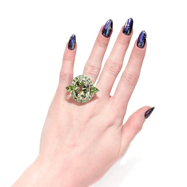 Art Deco French Deco Style 18k White Gold Green Beryl & Tsavorite Garnet Cocktail Ring For Sale - Image 3 of 12
