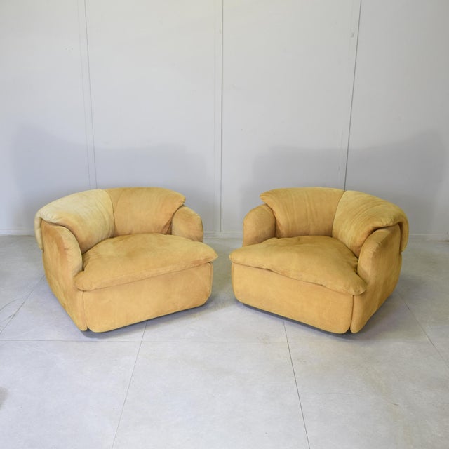 Animal Skin Confidential Lounge Chairs in Ochre Suede by Alberto Rosselli for Saporiti, 1970s, Set of 2 For Sale - Image 7 of 12