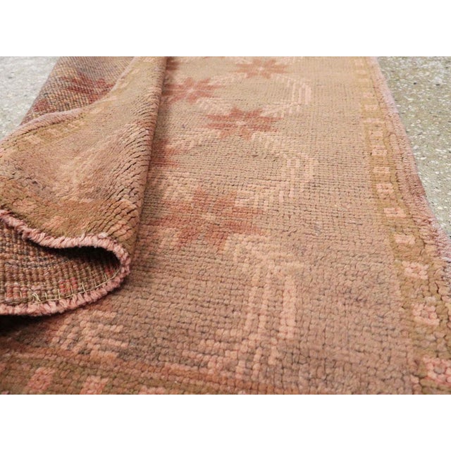 Galerie Shabab Collection Mid-20th Century Turkish Anatolian Throw Rug For Sale In New York - Image 6 of 6