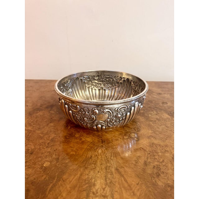 Fine quality antique Victorian large silver plated bowl, having a quality antique Victorian silver plated bowl with...