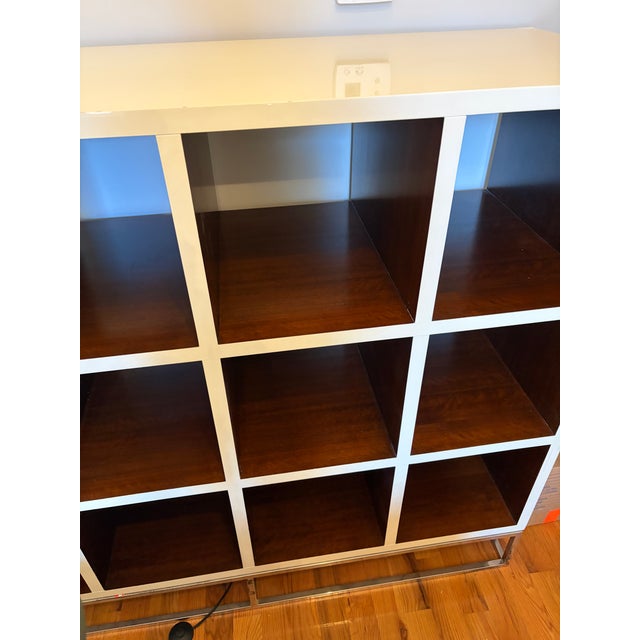Wood 1990s White Lacquer and Walnut Domicile Shelves Unit From Decca Home Furniture For Sale - Image 7 of 10