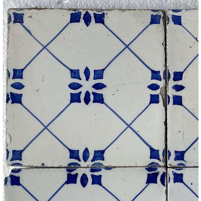 Earthenware - Set of twenty Portuguese tiles from the 20th century in shades of blue and white. Dimensions: 14x14 cm.