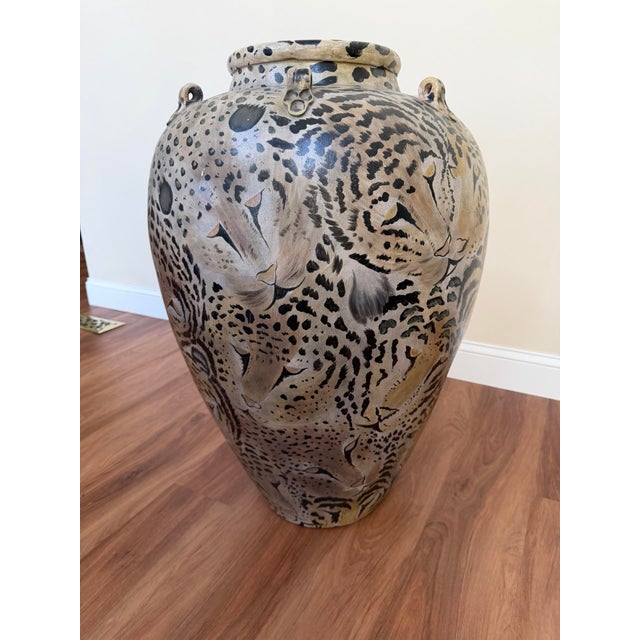 Hollywood Regency 20th Century Cheetah Motif Ceramic Urn For Sale - Image 3 of 17