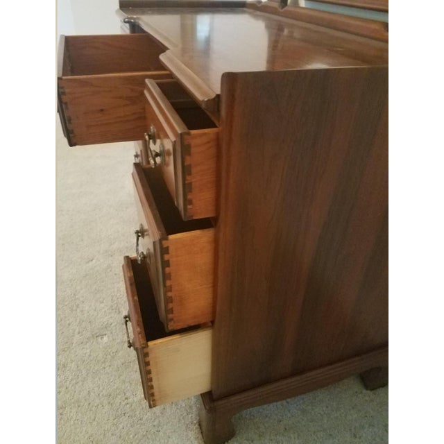1940s Traditional Walnut Vanity Davis Cabinet Co. With Mirror For Sale In Phoenix - Image 6 of 13