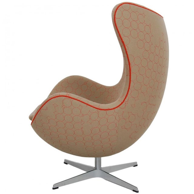 Egg Chair in Beige Fabric by Arne Jacobsen For Sale - Image 5 of 18