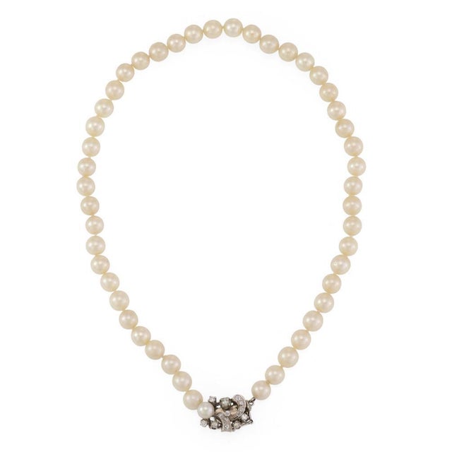 Contemporary Vintage Diamond 14k White Gold Pearls Floral Clasp Necklace For Sale - Image 3 of 6