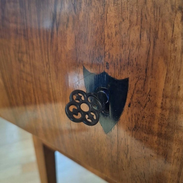 Small Biedermeier Chest of Drawers in Walnut Veneer, 1820 For Sale - Image 15 of 18