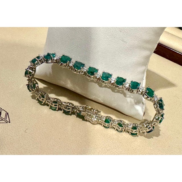 21 Carat Emerald 1.6 Carat Diamond Tennis Bracelet 14 Karat White Gold For Sale In New York - Image 6 of 18