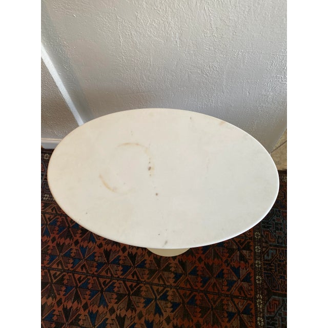 Mid-Century Modern 1960s Vintage Knoll Style White Marble Top Eero Saarinen Style Oval Tulip Side Table For Sale - Image 3 of 13