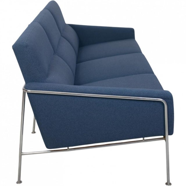 Arne Jacobsen 3303 3-seater airport sofa upholstered in blue fabric, and with a chromed steel frame. The sofa is from 1984...