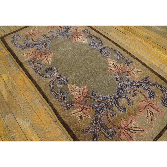 Early 20th Century 1925s Gray Floral Folk Art Antique American Hooked Hand Knotted Rug 2'6" X 4'8" Wool Carpet For Sale - Image 5 of 5