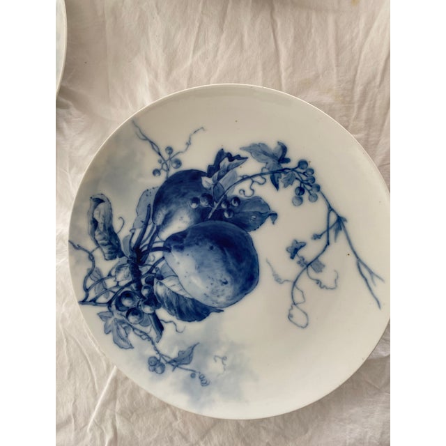 Transitional Blue and White Early 19th Century Gotham Set of 3 Plates For Sale - Image 3 of 9