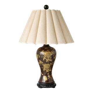 Vintage Chinoiserie Table Lamp With Gold Floral Motif, Brown Lacquered Glass Body and Original Pleated Shade – David W. Estate For Sale
