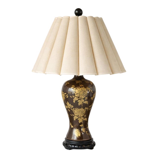 Vintage Chinoiserie Table Lamp With Gold Floral Motif, Brown Lacquered Glass Body and Original Pleated Shade – David W. Estate For Sale