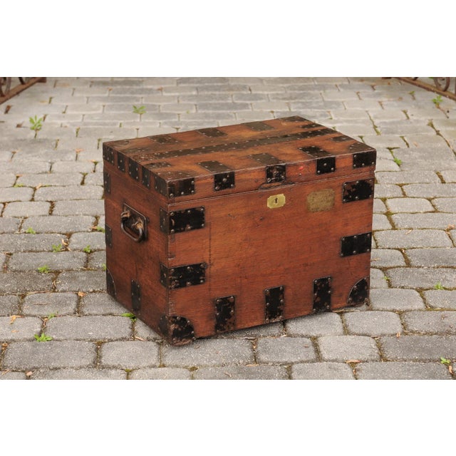 Late 19th Century English Oak Trunk with Metal Accents and Lateral Handles, Late 19th Century For Sale - Image 5 of 12