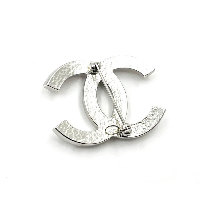 Contemporary Chanel Classic Silver CC Pearl Brooch For Sale - Image 3 of 3