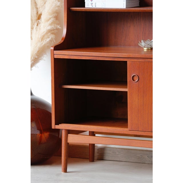 Vintage Scandinavian Teak Bookcase – 1960s Discover this magnificent vintage Scandinavian bookcase, an iconic example of...