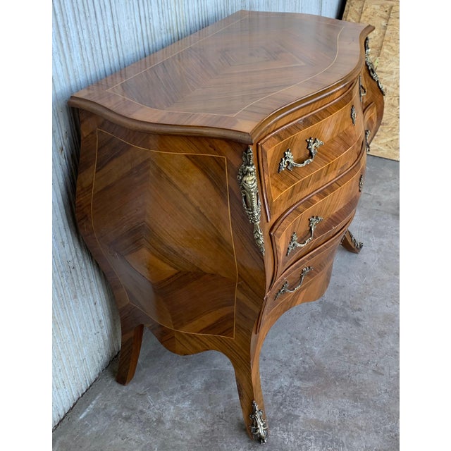 Early 20th Century French Louis XV Style Fine Kingwood and Marquetry Ormolu Mounted Bombe Commode For Sale - Image 18 of 18